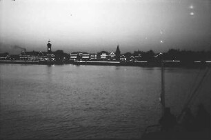 Lindau: Nächtliche Hafeneinfahrt vom Schiff aus