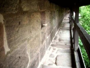 Kirchhofmauer im Südosten - Wehrgang (mit Holzkonstruktion auf Konsolen sowie Schießscharten) nach Süden