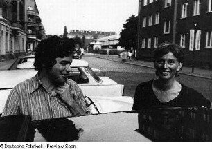 Der Fotograf Christian Borchert und die Künstlerin Thea Richter zwischen parkenden Autos