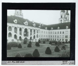 St. Florian, Augustinerchorherrenstift : Außenansicht, Hof, Treppenhaus