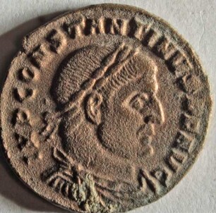 Römische Münze, Nominal Follis, Prägeherr Constantinus I., Prägeort Arles, Original