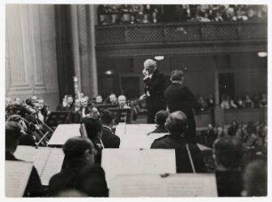 Arturo Toscanini dirigiert in Baltimore, Maryland. Konzert mit dem Geiger Adolf Busch. Arturo Toscanini, rechts stehend: Adolf Busch