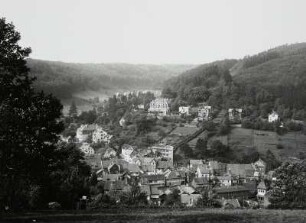 Ruhla, Stadtteilansicht : Ruhla. Mittlerer Stadtteil mit Hotel Bellevue. Blick von der Emilienruh nach Südwesten das Bermbachtal aufwärts