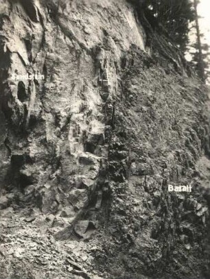 Elbsandsteingebirge. Grenze von Sandstein über Basalt (mit Einzeichnung), vermutlich Hausberg am Kuhstall
