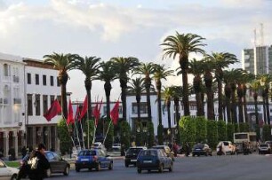 Prachtstraße im Zentrum : Rabat ist die Hauptstadt des Königreiches Marokko. Blick auf die Avenue Mohammed V im Zentrum von Rabat, aufgenommen am 05.11.2008