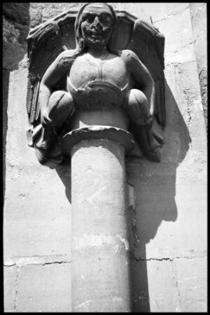 Bayeux: Kathedrale, sitzende Figur im Säulenkapitel