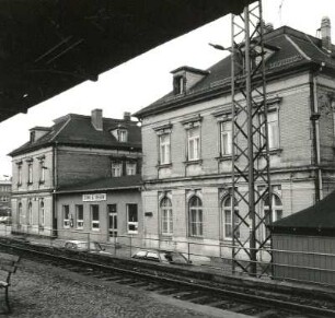 Coswig. Bahnhof (1890/1899). Empfangsgebäude, Gleisseite von Südosten