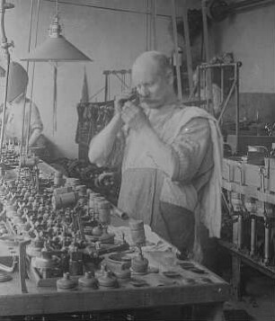 Polieren kleiner Linsen in Massen : Technikgeschichte | Technologie | Optische Industrie | Linsen-Schleiferei | Emil Busch AG Rathenow
