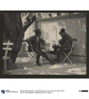 Männer in Trachtkleidung am Tisch