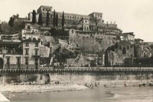 Verona. Stadtteilansicht über die Etsch mit Castel San Pietro und Resten des Teatro Romano
