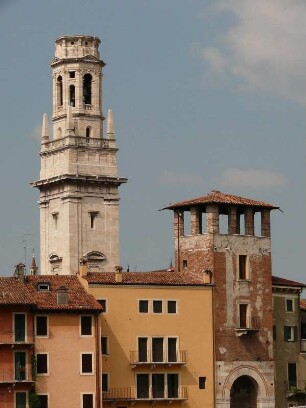 Wachturm an der Ponte Pietra, dahinter Glockenturm des Domes