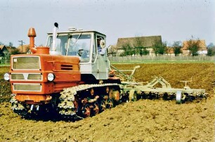 Kettentraktor T-150 mit Feingrubber B 231