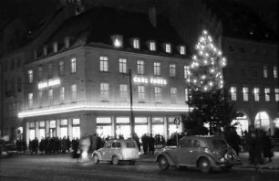 Freiburg: Weihnachtsbaum am Bertoldsbrunnen, Hintergrund Fabel-Haus
