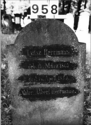 Grabstein 958 (Index: 99630450) Material: Sandstein Zustand: verwittert Maße HxBxT: 82x48x6 cm Beschreibung: Stele mit eingezogenem Rundbogenabschluß: Grabstein 958