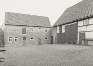 Mobschatz-Rennersdorf, Brabschützer Straße 1. Bauernhof (1. H. 19. Jh.). Wohnstallhaus und Scheune