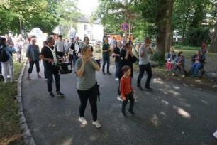 Bad Oldesloe: Kindervogelschießen: Am Bürgerpark, Blickrichtung Westen: Einzug auf den Exer: Musikzug Oldesloer Stadtgarde e. V.: im Hintergrund Jugendfreizeitstätte (JuZe): 13. Juli 2023