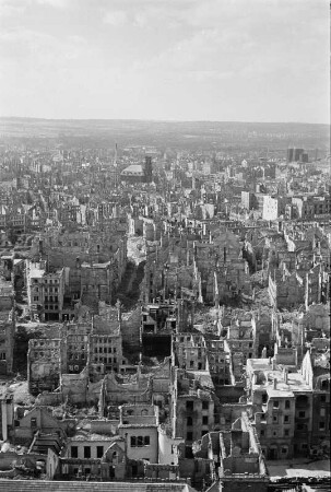 Dresden. Blick vom Rathausturm über die zerstörte Innenstadt zur Annenkirche und zum Heizkraftwerk