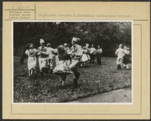 Tanzgruppe des Sorbischen Jugendensembles der Sorbischen Oberschule Bautzen. : Rejwarska skupina prěnjeje serbskeje kulturneje brigady.