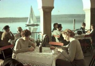 Mettnau: Terrassenrestaurant mit Blick auf See