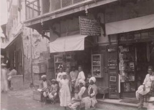 Straßenbild, Zanzibar City : Sansibar (heute: Tansania). Zanzibar City, Strassenbild, Araber und Inder vor Ladengeschäften, 1936