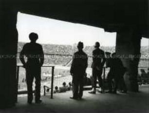 "Acht-Nationen-Sportfest" im Olympiastadion, v.l.n.r.: Britischer Offizier, Berliner Polizist, Amerikaner, zwei sowjetische Soldaten