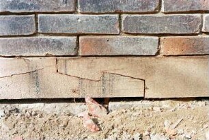 Hoisbüttel: Lübecker Straße (18): Fachwerkhaus mit Reetdach: Restaurierung: Detailaufnahme: Verbindung an Schwellbalken