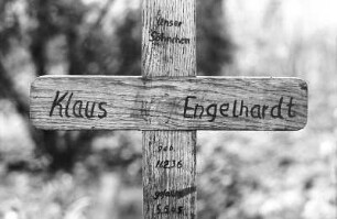 DDR. Friedhof: "geb. 1936, gefallen 05.05.1945"