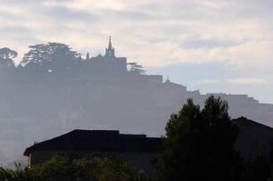 Frankreich. Provence. Vaucluse. Bonnieux im Morgennebel