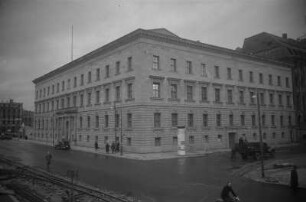 Reportage aus dem Ministerium für Volksbildung der DDR : Außenansicht des Ministeriums für Volksbildung der DDR