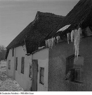 Haus mit Eiszapfen am Dach