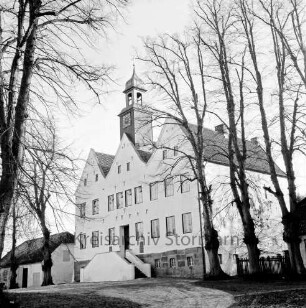 Kloster Nütschau: Herrenhaus: Nordfront: rechts und links Nebengebäude: vorn Mitte Auffahrt: vorn rechts und links Bäume