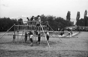 Sofia: Kinderspielplatz, Kletterstangen [Klettergerüst], Planschbecken dahinter