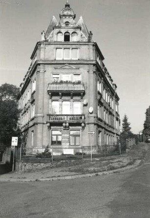 Dresden-Trachenberge, Döbelner Straße 1. Wohnhaus (um 1895). Eckansicht mit Fassade Maxim-Gorki-Straße