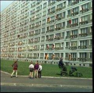 Kinder vor Plattenbau in der Lichtenberger Straße an einem Feiertag