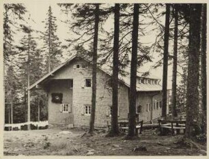 Bayrischer Wald. Bewirtschaftete Schutzhütte am Gipfel des Großen Falkenstein (1315 Meter) bei Zwiesel