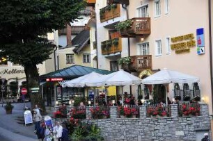 Sankt Wolfgang - Ortszentrum : Sankt Wolfgang am Wolfgangsee im Salzkammergut gehört zu den bekanntesten Urlaubsorten Österreichs. Bild: Gaststätte im Ortszentrum am Abend. 2008