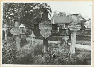 Oberlausitz : Wendische Grabkreuze auf dem Friedhof Groß Särchen