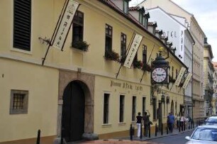 Bierlokal in Prag : U Fleku, Prags berühmtestes Bierlokal in der Neustadt, ist im neugotischen Stil eingerichtet. Wahrzeichen ist die große Bieruhr an der Aussenfassade. Aufgenommen 2008 in Prag