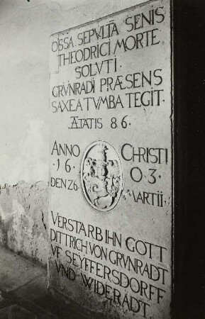 Grabplatte für Dietrich von Grünrod (gestorben 1603) : Grabplatte für Dietrich von Grünrod (gestorben 1603). Sandstein. Um 1603. Wachau-Seifersdorf, evangelische Pfarrkirche, an der Kirchenwand