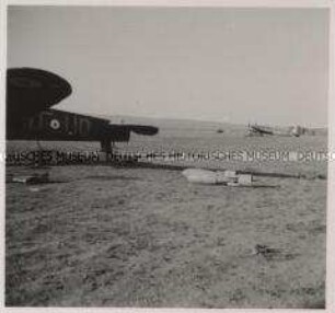 Wehrmachtssoldaten, Feldflughafen, Griechische Flugzeuge auf dem Flugplatz von Tatoi