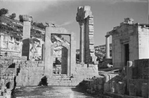 Reisefotos Libyen. Kyrene, antike griechische Stadt. Gebäude mit Portal
