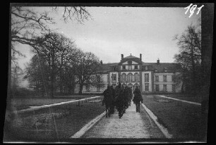 Nivelles (?) (Provinz Wallonisch-Brabant, Belgien): Lanzentreiter frontal auf dem Zuweg zu einem Schloss (Vorderansicht) ("Schloss bei Nivelles")