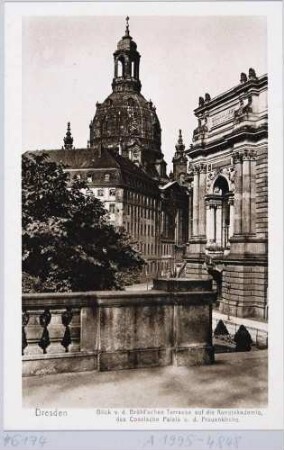 Blick von der Brühlschen Terrasse auf die Kuppel der Frauenkirche, Teil der Kunstakademie und des Coselpalais in Dresden