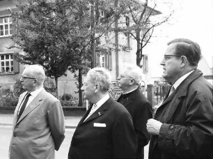 Staufen: Denkmalpflege sakraler Baudenkmäler; Gruppe vor der Magdalenenkapelle, von links nach rechts: Dichtel, Prof. Ginter, Hesselbacher