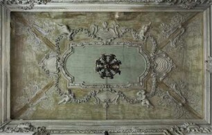Stuckdecke mit Kartuschen, Blattranken und Putti mit Blumengirlanden
