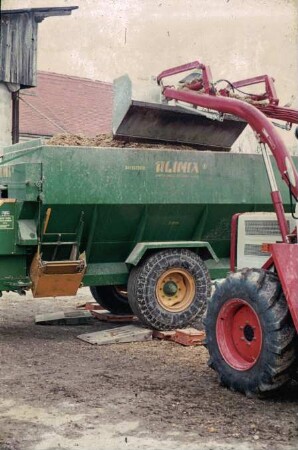 Fotografie: Ein- und Auslagerungstechnik, Flachsilo, Fahrsilo, Maissilage, Frontlader, Silageentnahme, Futtermischwagen, Radlastwaage