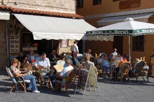 Rhodos (Stadt) - Freiluftcafè : Rhodos (Stadt). Freilichtcafe in der Altstadt von Rhodos-Stadt, aufgenommen 2006