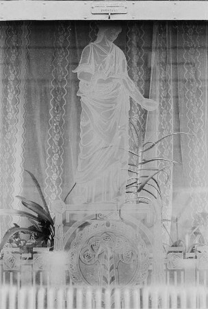 Schaufenster mit Hygieia-Darstellung