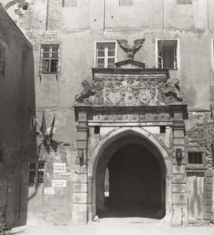 Sonnewalde, Schloss, Torbau des Vorderschlosses, Portal mit Auszug mit Wappen