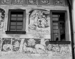 Sgraffiti mit mythologischen Szenen und Jagdszenen